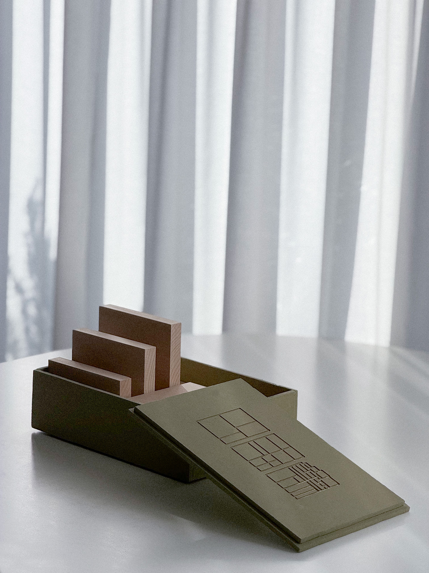 Portrait view of the morphotheque set in its box.